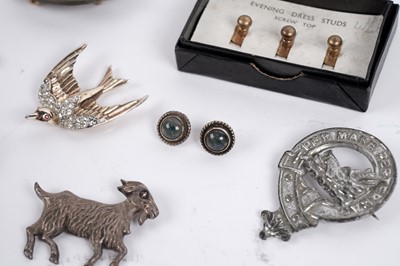Lot 597 - A selection of silver and costume jewellery