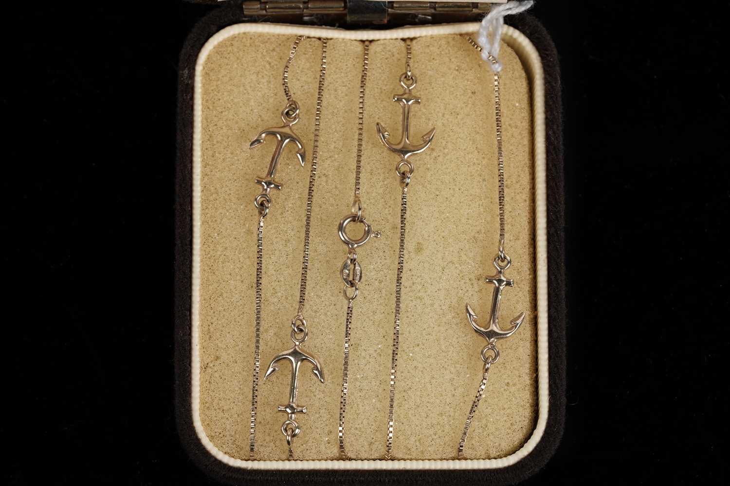 Lot 581 - A 9ct yellow gold anchor pattern necklace