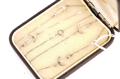 Lot 581 - A 9ct yellow gold anchor pattern necklace