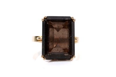 Lot 582 - A smoky quartz cocktail ring