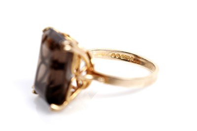Lot 582 - A smoky quartz cocktail ring