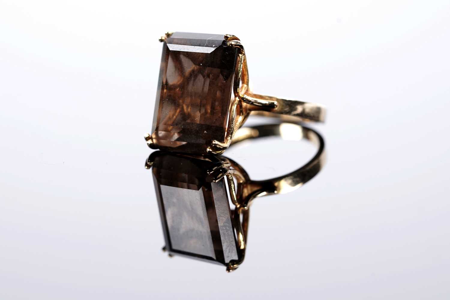 Lot 582 - A smoky quartz cocktail ring