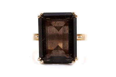 Lot 582 - A smoky quartz cocktail ring