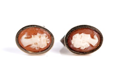 Lot 584 - A suite of gold mounted carved shell cameo jewellery