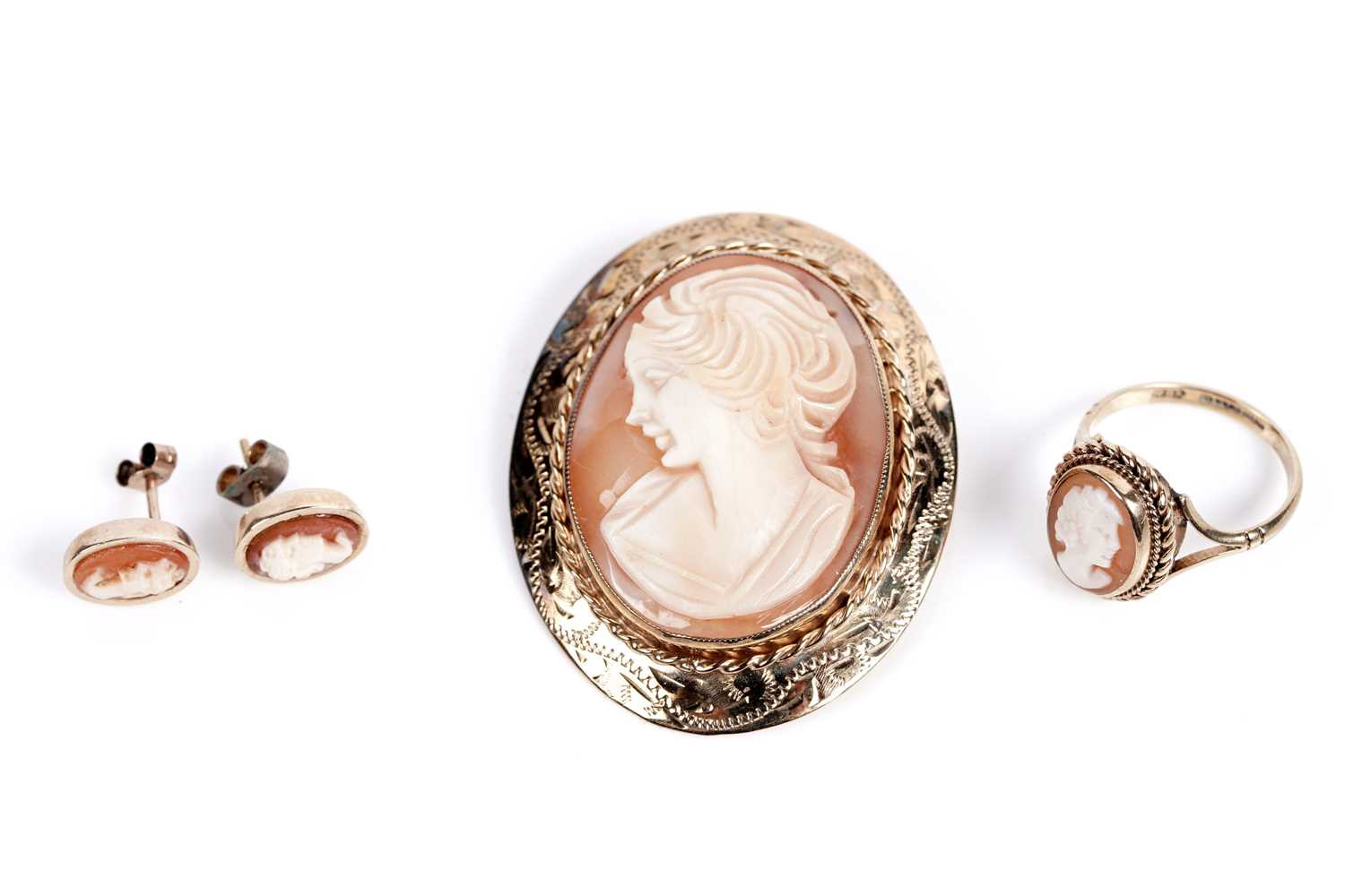 Lot 584 - A suite of gold mounted carved shell cameo jewellery