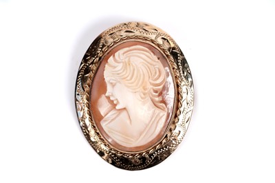 Lot 584 - A suite of gold mounted carved shell cameo jewellery