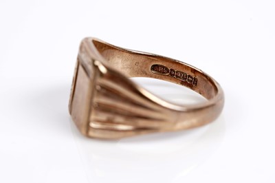 Lot 586 - Two gold signet rings and a jaguar pattern pin
