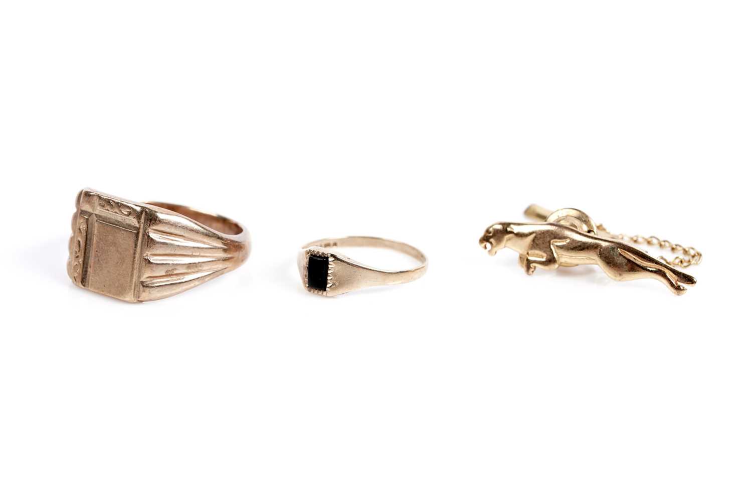 Lot 586 - Two gold signet rings and a jaguar pattern pin