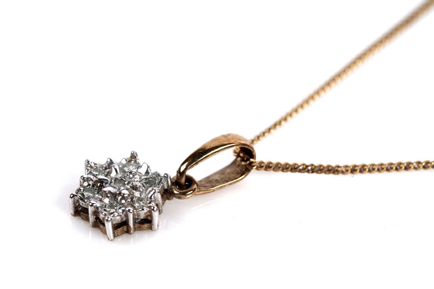 Lot 589 - A diamond cluster pendant necklace