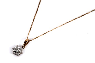 Lot 589 - A diamond cluster pendant necklace