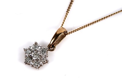 Lot 589 - A diamond cluster pendant necklace