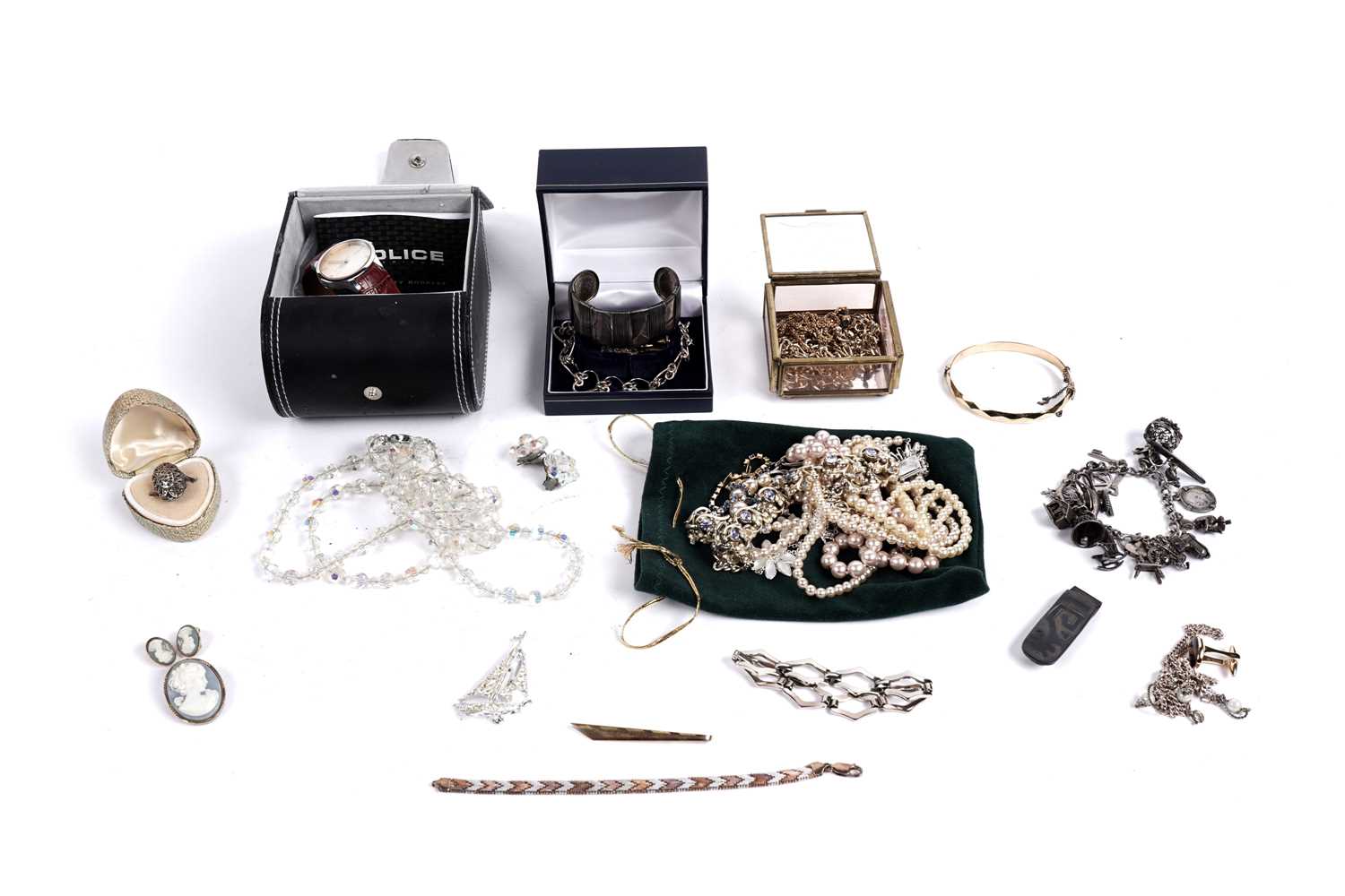 Lot 590 - A selection of silver and costume jewellery