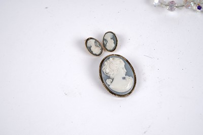 Lot 590 - A selection of silver and costume jewellery