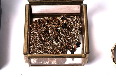 Lot 590 - A selection of silver and costume jewellery