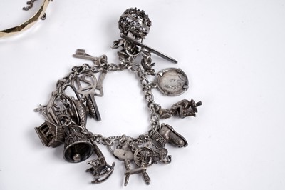 Lot 590 - A selection of silver and costume jewellery