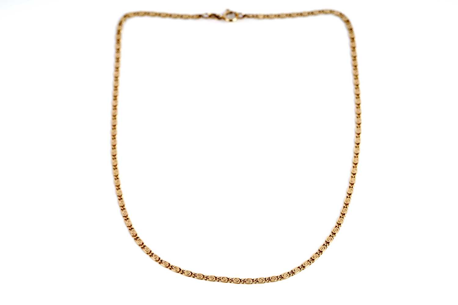 Lot 600 - An 18ct yellow gold S-link chain necklace