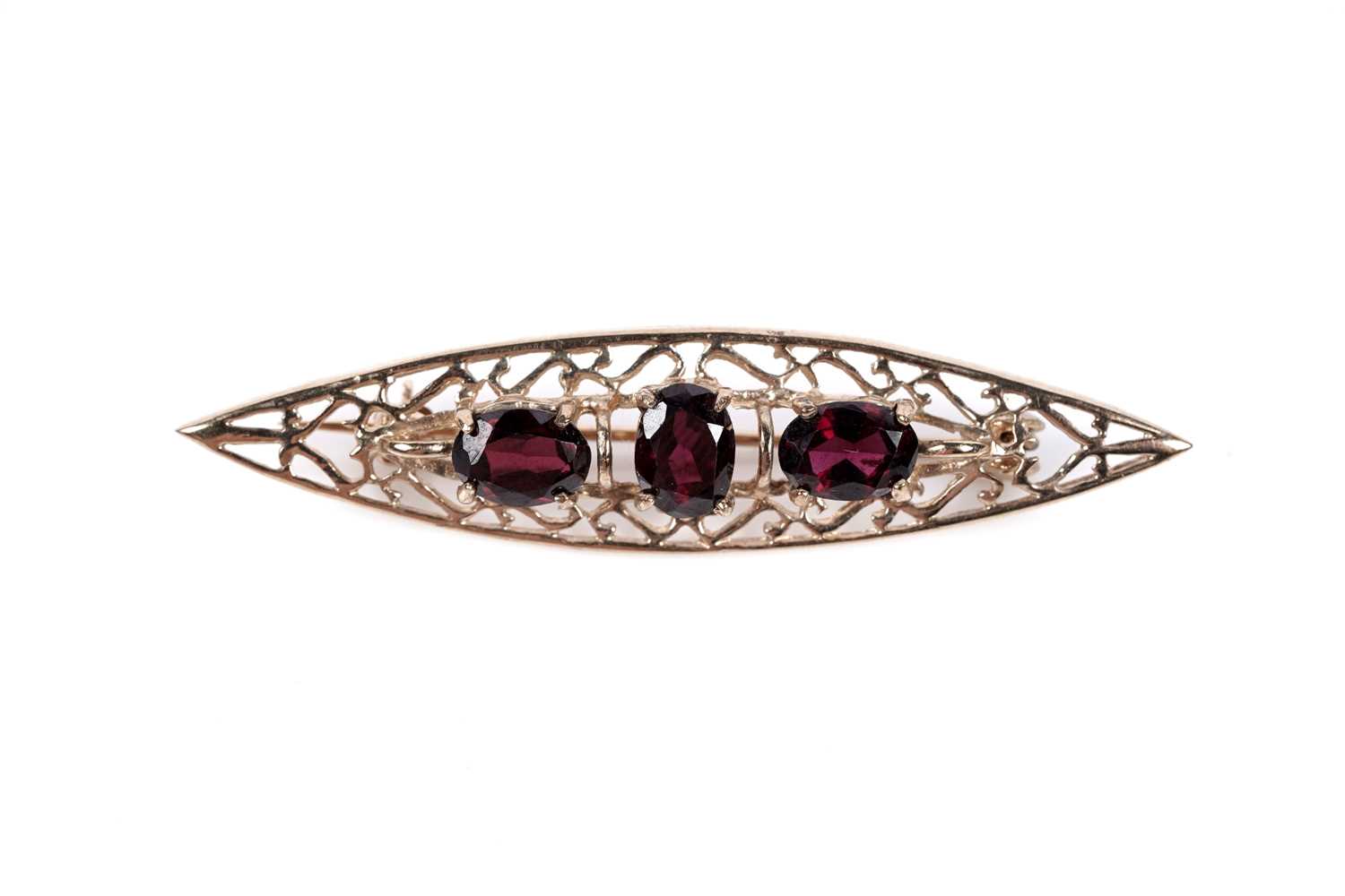 Lot 592 - A garnet three stone brooch