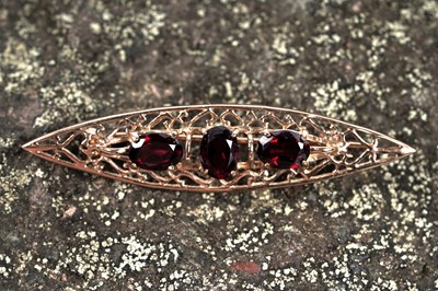 Lot 592 - A garnet three stone brooch