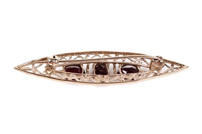 Lot 592 - A garnet three stone brooch