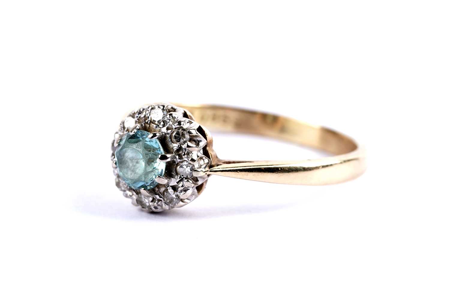 Lot 78 - A zircon and diamond cluster ring
