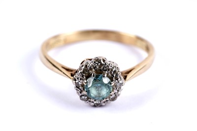 Lot 78 - A zircon and diamond cluster ring