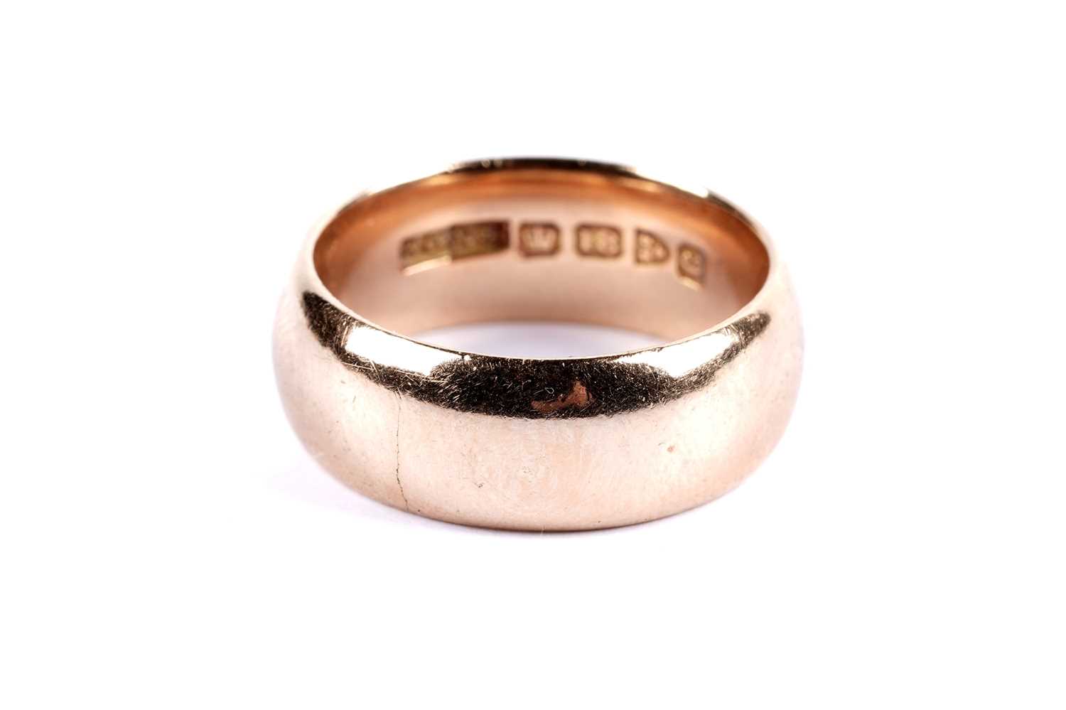 Lot 104 - An 18ct yellow gold wedding ring
