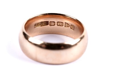 Lot 104 - An 18ct yellow gold wedding ring