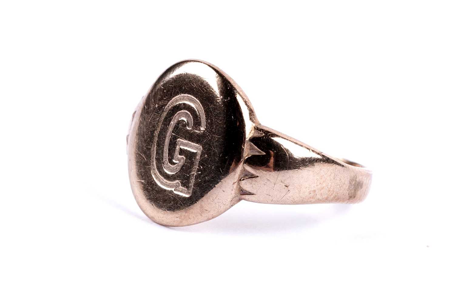 Lot 94 - A rose gold signet ring