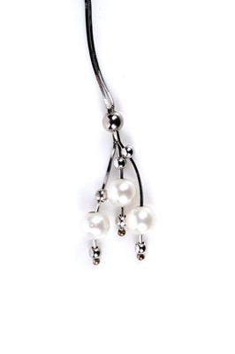 Lot 166 - Two various pearl necklaces