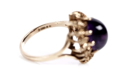 Lot 617 - An amethyst cabochon dress ring