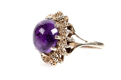 Lot 617 - An amethyst cabochon dress ring