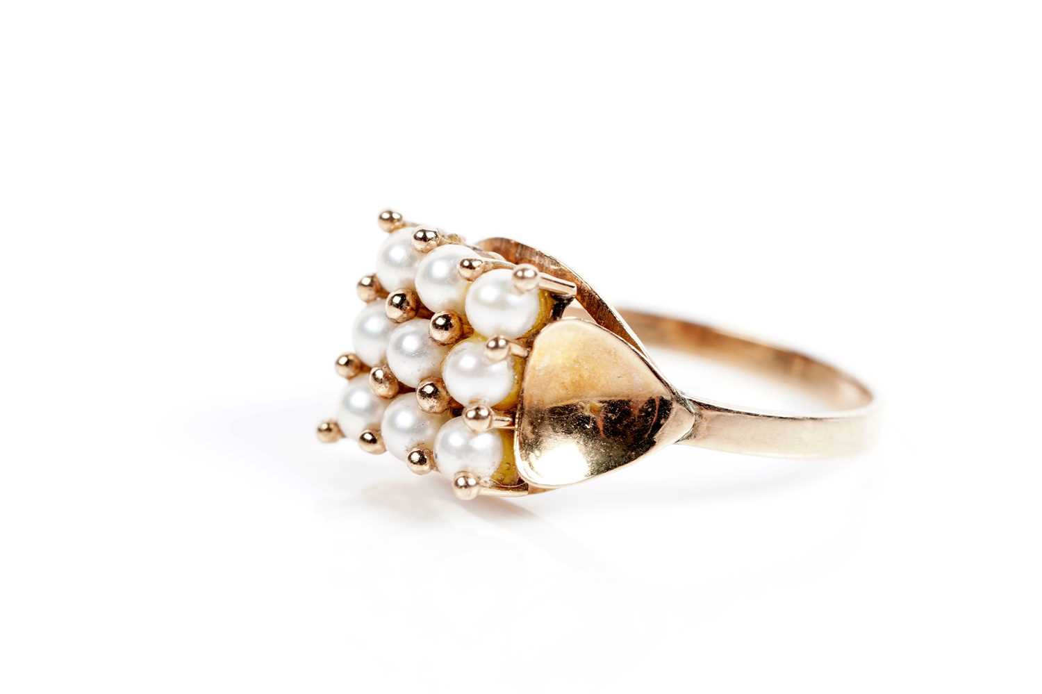 Lot 620 - A cultured pearl dress ring