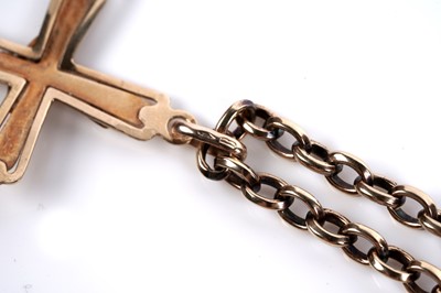 Lot 627 - A gold crucifix pendant on chain