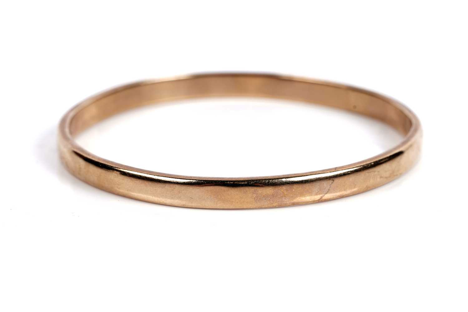 Lot 631 - A 9ct yellow gold bangle