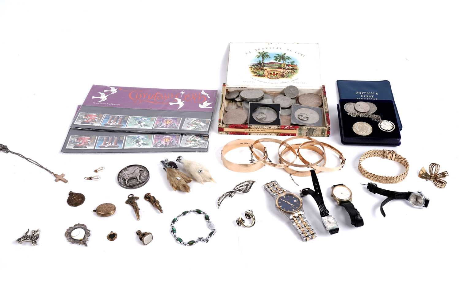 Lot 632 - A selection of jewellery, silver and collectibles