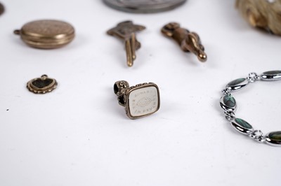 Lot 632 - A selection of jewellery, silver and collectibles