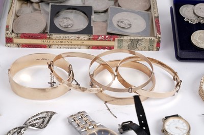 Lot 632 - A selection of jewellery, silver and collectibles