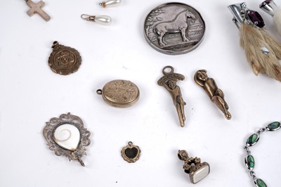 Lot 632 - A selection of jewellery, silver and collectibles