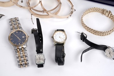 Lot 632 - A selection of jewellery, silver and collectibles