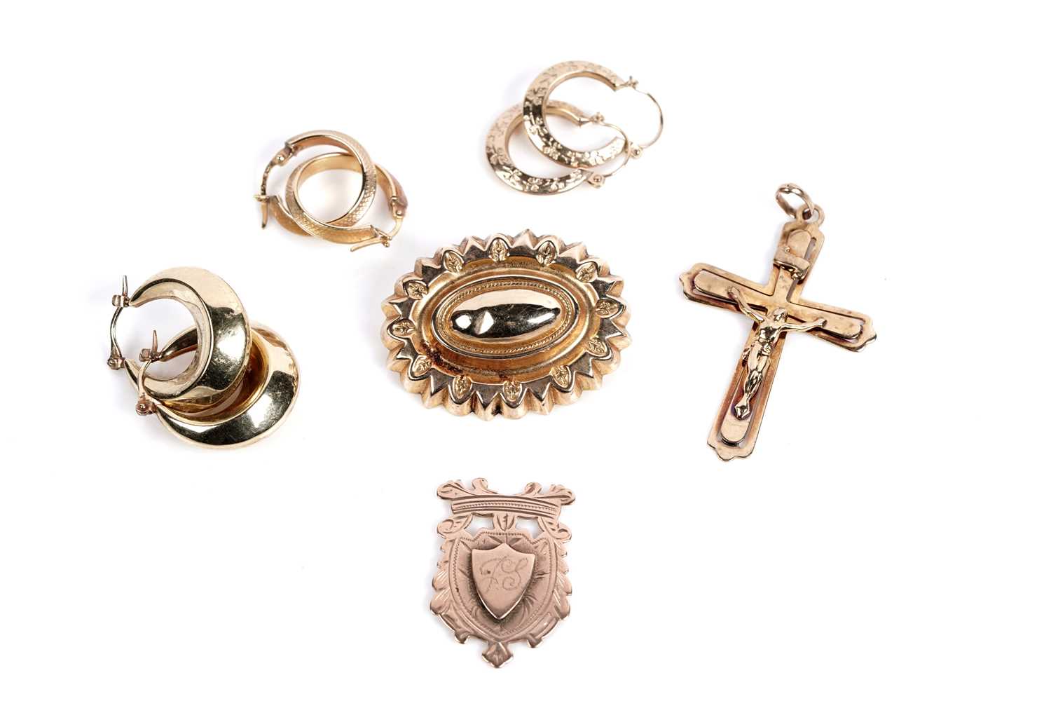 Lot 636 - A selection of gold and other jewellery