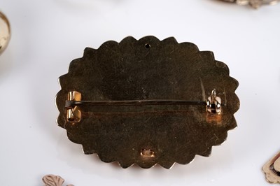 Lot 636 - A selection of gold and other jewellery