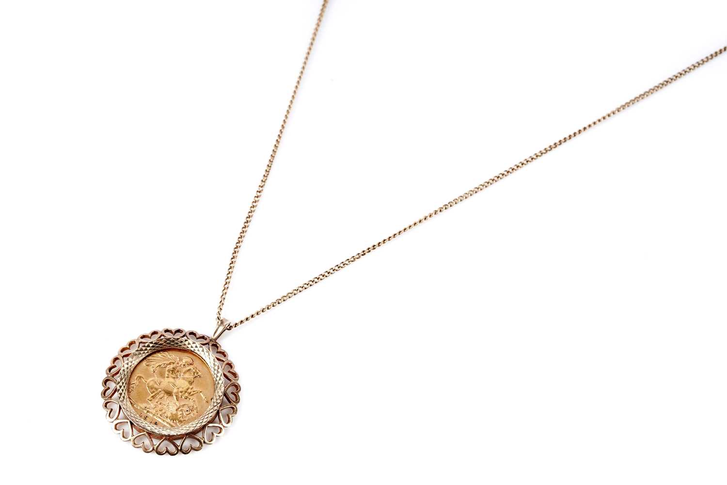 Lot 135 - A George V gold sovereign pendant necklace