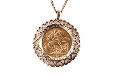Lot 135 - A George V gold sovereign pendant necklace