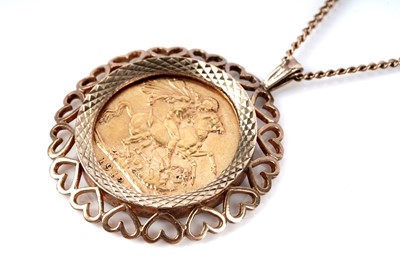 Lot 135 - A George V gold sovereign pendant necklace