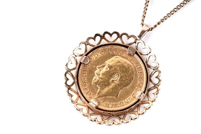 Lot 135 - A George V gold sovereign pendant necklace
