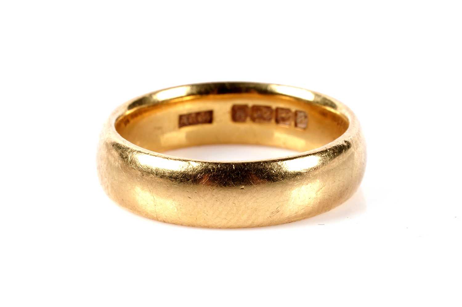 Lot 143 - A 22ct yellow gold wedding band