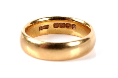 Lot 143 - A 22ct yellow gold wedding band