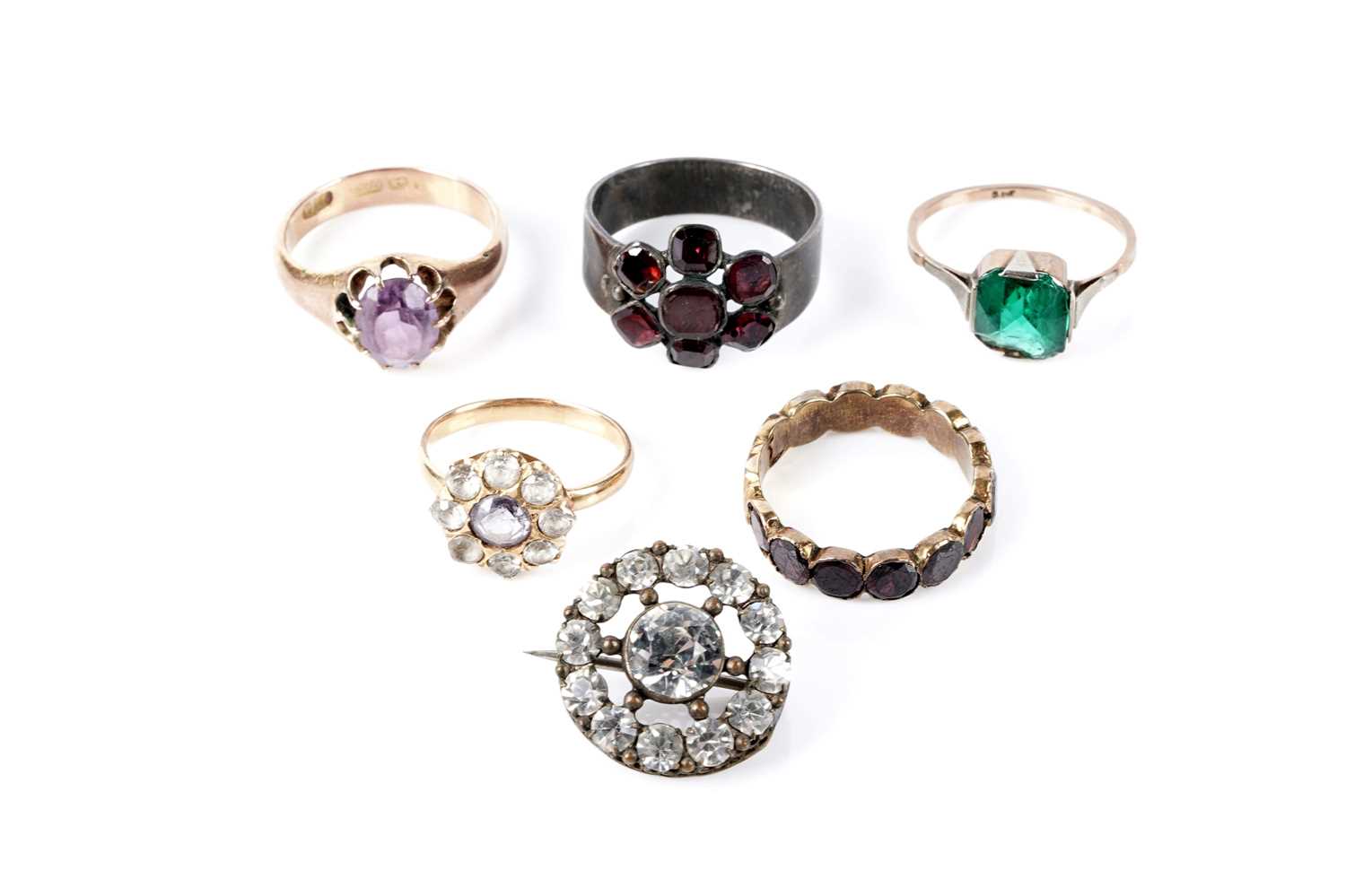 Lot 147 - A selection of gold and other jewellery
