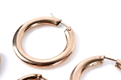 Lot 148 - Two pairs of 9ct gold hoop earrings