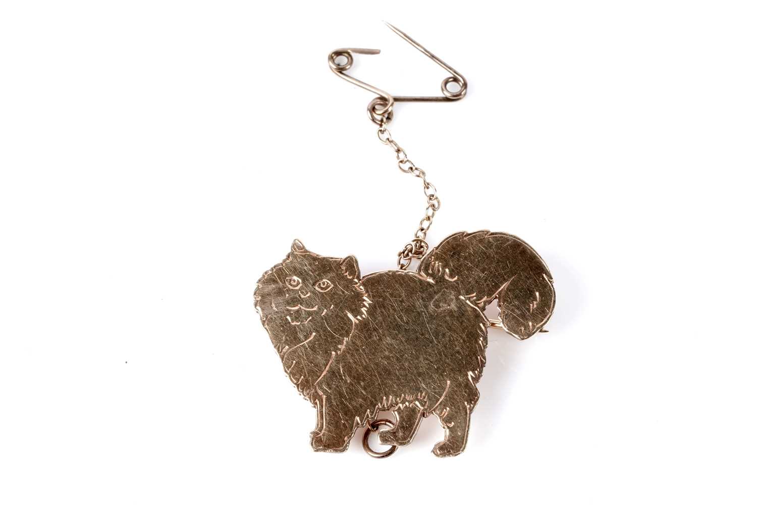 Lot 153 - A 9ct rose gold cat pattern brooch